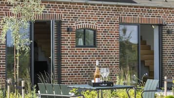 Deluxe Apartment, Garden View | Terrace/patio