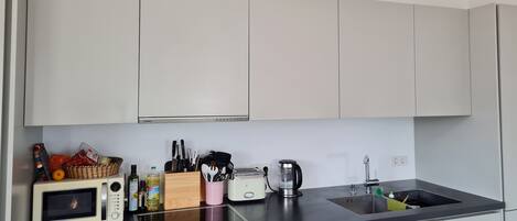 Een microgolfoven, een oven, een kookplaat, een vaatwasser