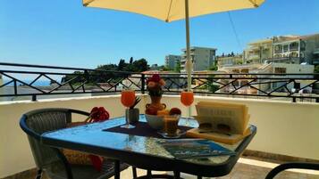 Room, 1 Bedroom, Smoking, Balcony | Outdoor dining
