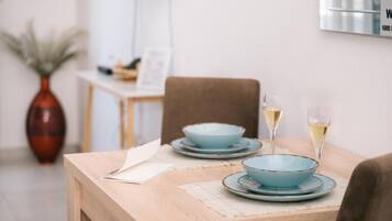 Room, 1 Bedroom, Smoking, Balcony | Tempat makan