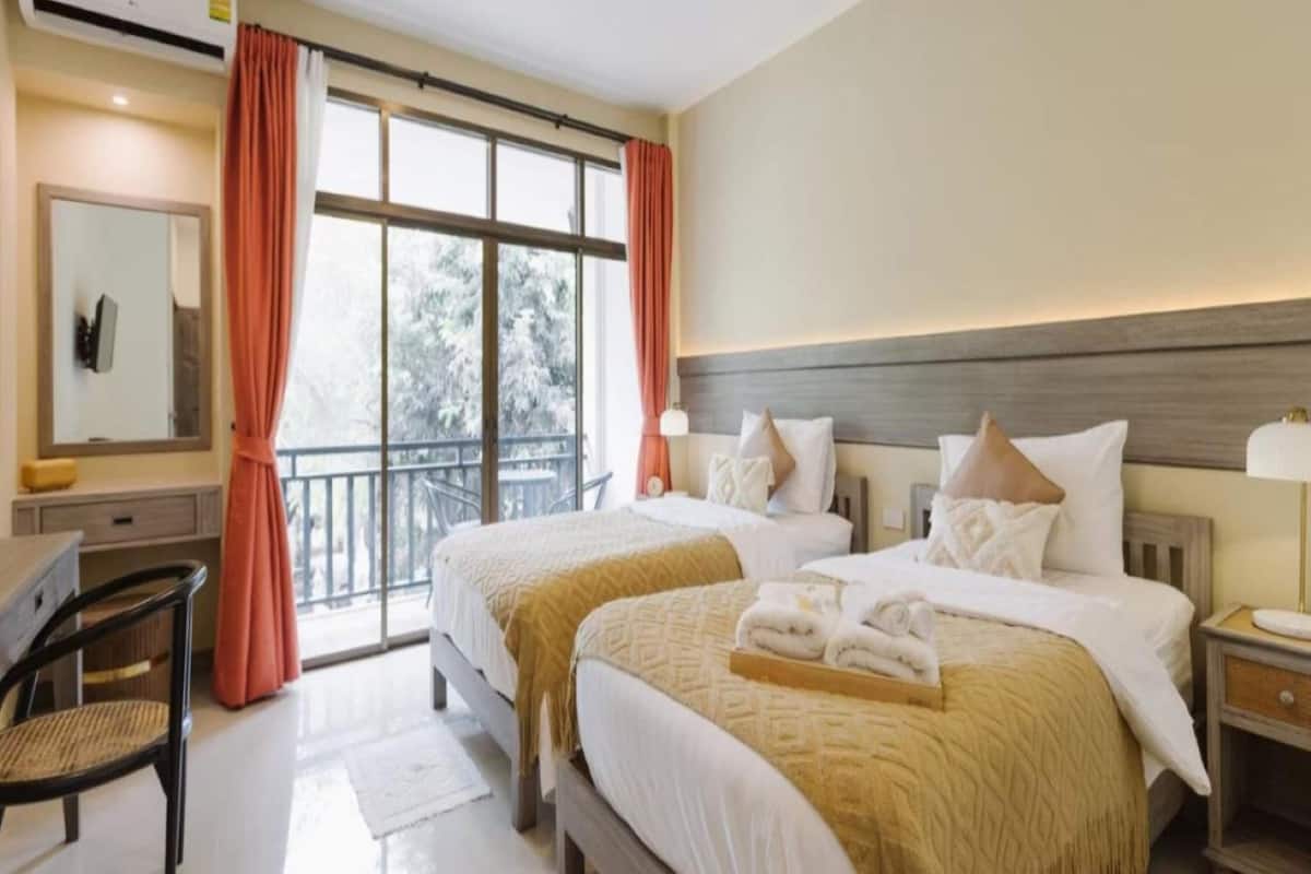 Deluxe Twin Room | 1 bedroom, minibar, desk, laptop workspace