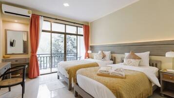 Tomannsrom – deluxe, bassengutsikt | Minibar, skrivebord, skrivebord for bærbar PC og blendingsgardiner