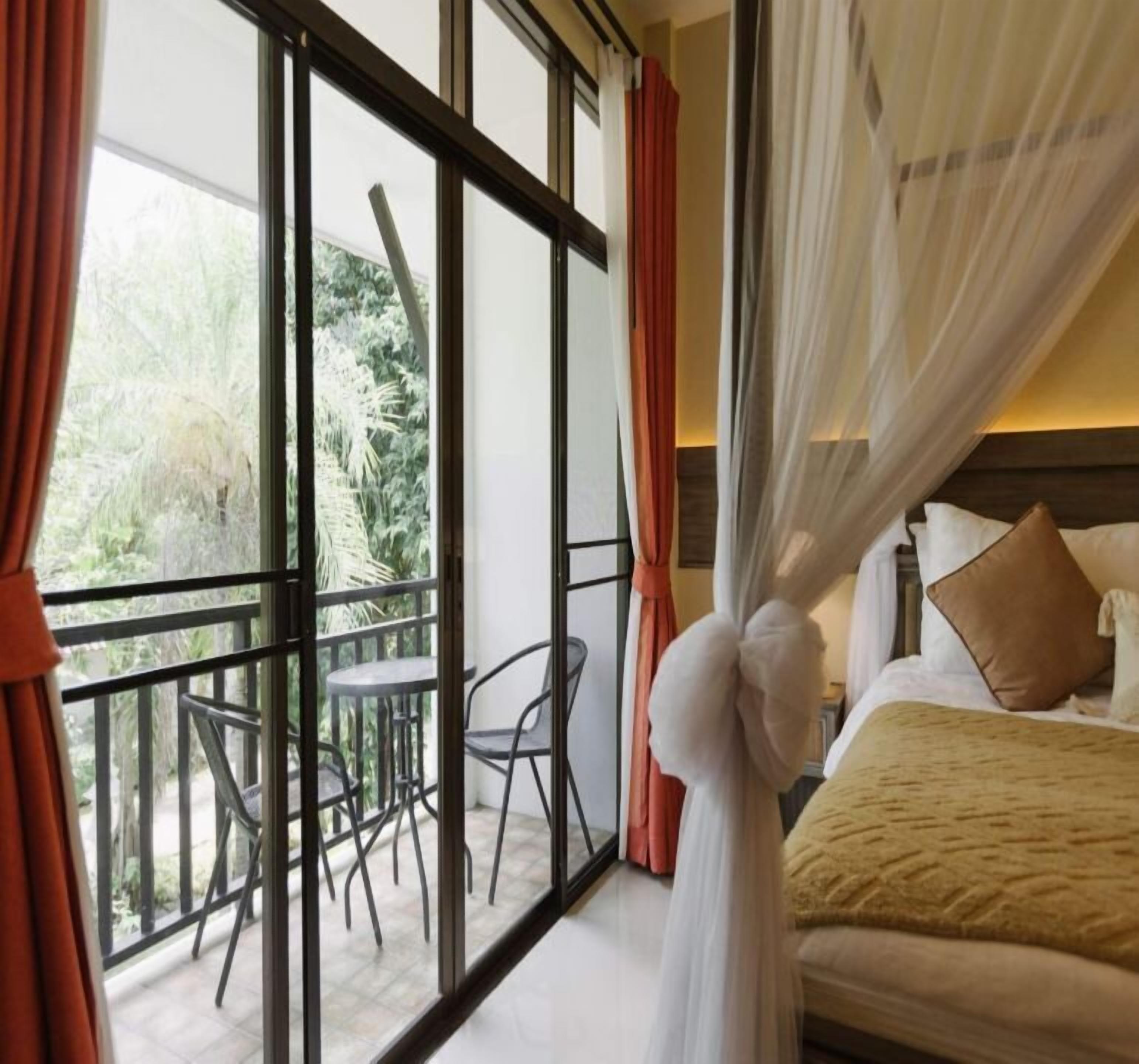 Minibar, escritorio y espacio para trabajar con laptop 