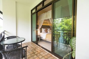 Minibar, desk, laptop workspace, blackout drapes