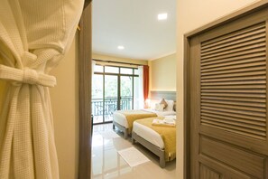 Habitació doble Deluxe, vistes a la piscina | 1 dormitori, minibar i escriptori 