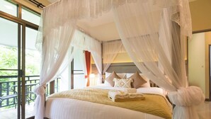 A large bed with a canopy, a view of the outdoors, and a balcony with chairs. - Radateeree Boutique Resort (Chiang Mai)