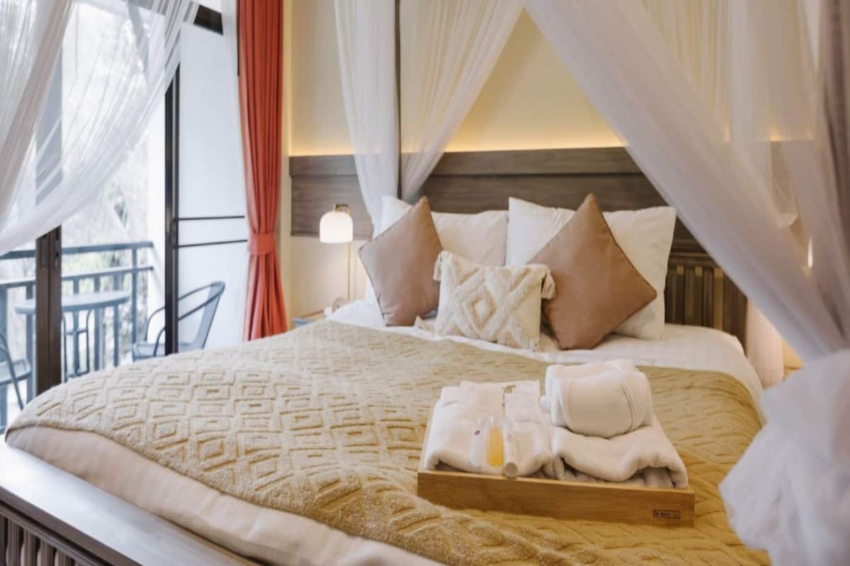 Junior Suite | 1 bedroom, minibar, desk, laptop workspace