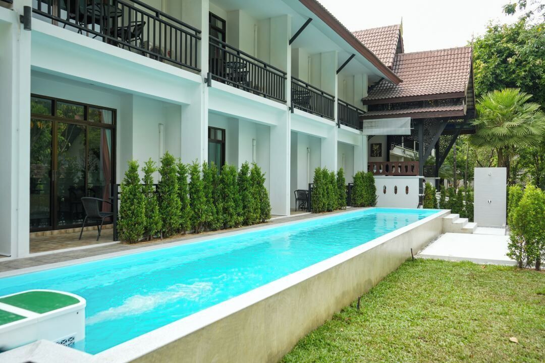 Minibar, skrivebord, skrivebord for bærbar PC og blendingsgardiner