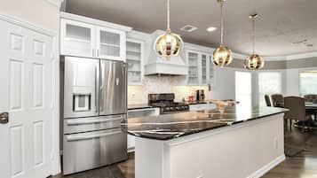 Full-size fridge, microwave, oven, stovetop
