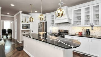 Full-size fridge, microwave, oven, stovetop