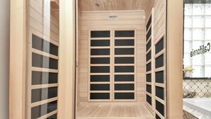 A sauna room with wooden walls and a tiled floor. - REIGN Mini-mansion (Houston)