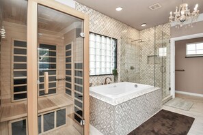 Hair dryer, towels, soap, shampoo - REIGN Mini-mansion (Houston)