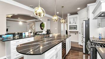 Refrigerador con congelador, microondas, horno y parrilla de estufa