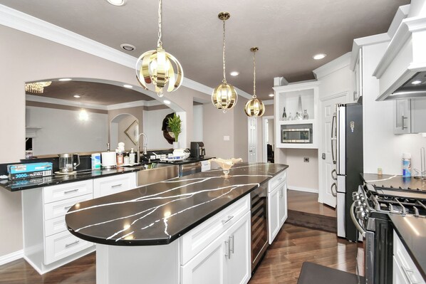 Refrigerador con congelador, microondas, horno y parrilla de estufa 