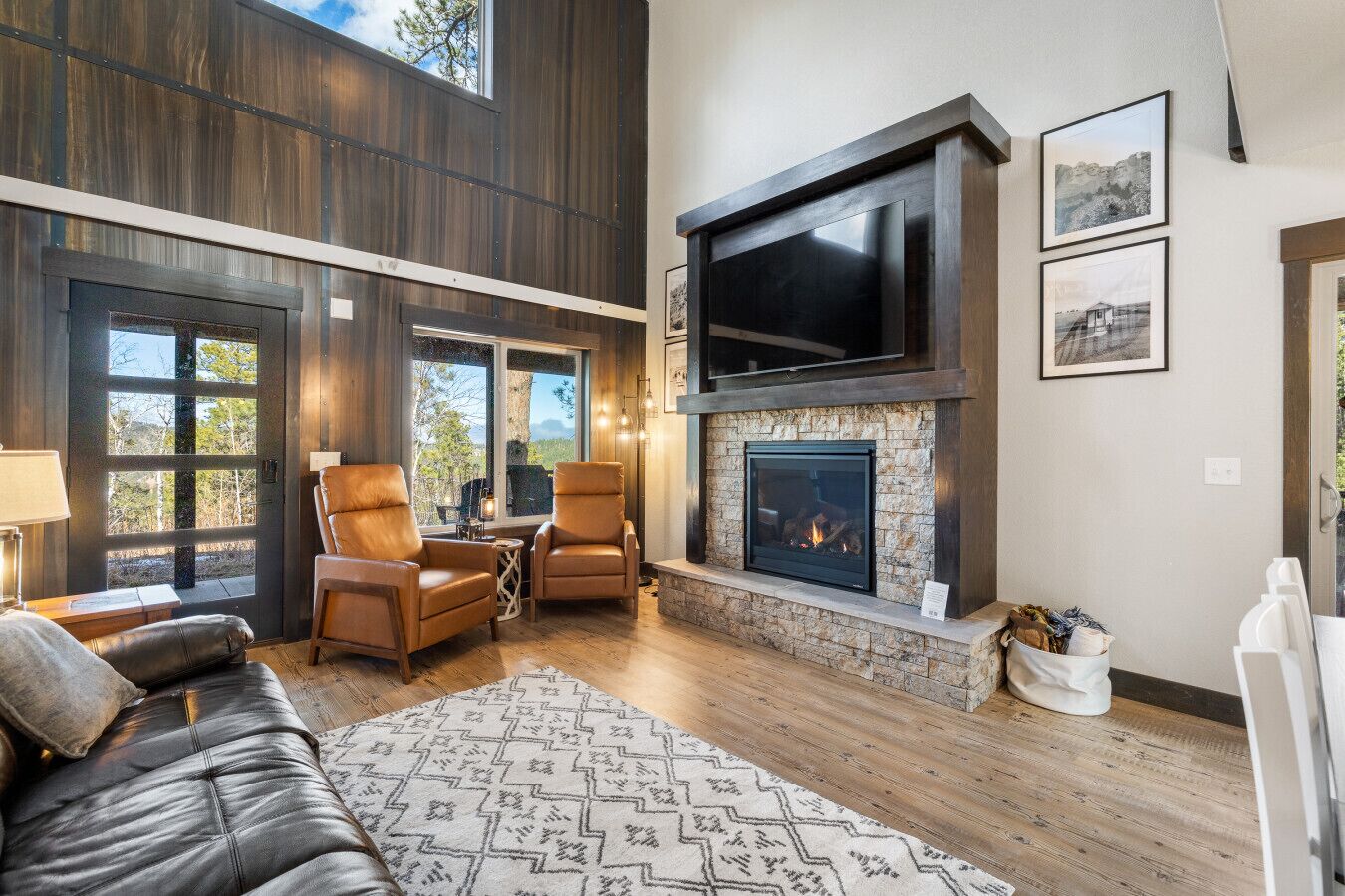 Smart TV, chimenea y libros 