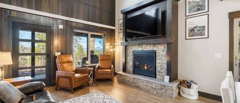 Smart TV, chimenea y libros