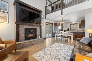 Smart-TV, peis og bøker