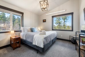 4 bedrooms, iron/ironing board, travel cot, free WiFi - Rustic Peaks Cabin w/ Hot tub & Scenic Views (Lead)