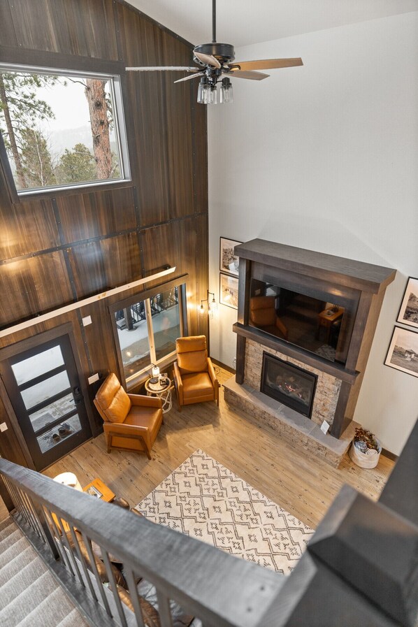 Smart-TV, peis og bøker