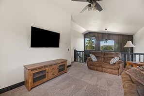 Smart-TV, Kamin, Bücher