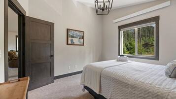 4 bedrooms, iron/ironing board, travel crib, free WiFi