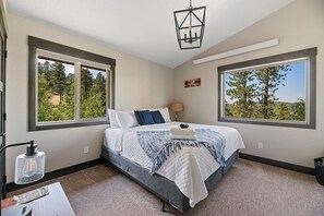 4 bedrooms, iron/ironing board, travel cot, free WiFi - Rustic Peaks Cabin w/ Hot tub (Lead)
