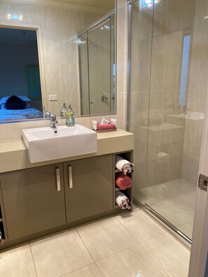 Shower, jetted bath, hair dryer, towels