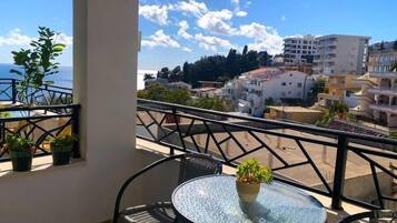 Room, 1 Bedroom, Smoking, Balcony | Tempat makan luar