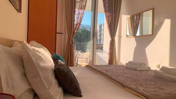 Room, 1 Bedroom, Smoking, Balcony | 1 bilik tidur