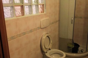 Shower, hair dryer, bidet, towels - Central street studio apartment (Sorso)