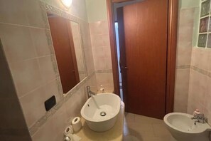 Dusche, Haartrockner, Bidet, Handtücher