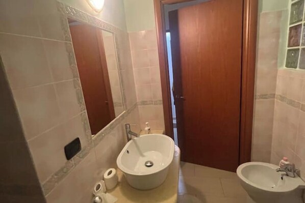 Doccia, asciugacapelli, bidet, asciugamani