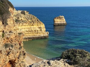 A coastal landscape with cliffs, a beach, and a clear blue sea. - Seaview Apartment Estrela da Luz, Praia da Luz (Lagos)