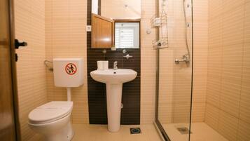 Room, 1 Bedroom, Smoking, Balcony | Bilik Mandi