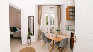 Room, 1 Bedroom, Smoking, Balcony | Dining room