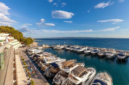3-bedroom Santa Barbara Yacht  in charming Podstrana with AC, WiFi , Flat TV
