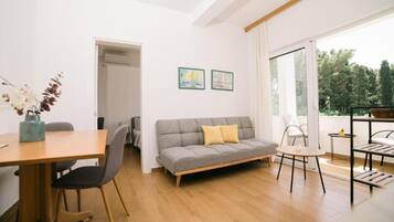 Apartment, 1 Bedroom, Smoking, Balcony | Living room