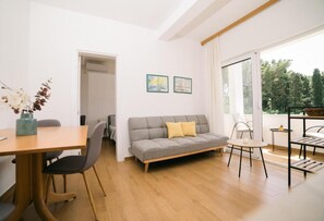 Apartment, 1 Bedroom, Smoking, Balcony | Living room