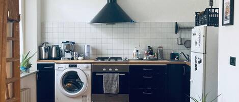 Kühlschrank, Ofen, Herdplatte, Wasserkocher mit Kaffee-/Teezubehör