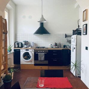 ثلاجة، فرن، موقد طهي مسطح، ماكينة لصنع القهوة/الشاي