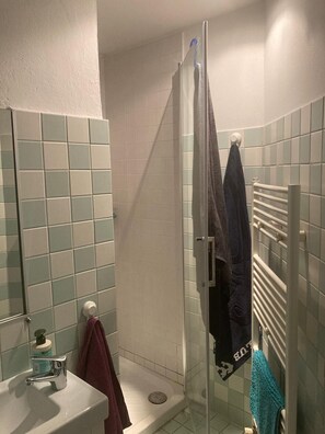 Haartrockner, Handtücher, Seife, Toilettenpapier
