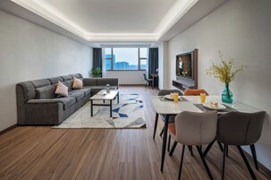 Televisión LCD, mesa de ping pong, libros, películas con cargo