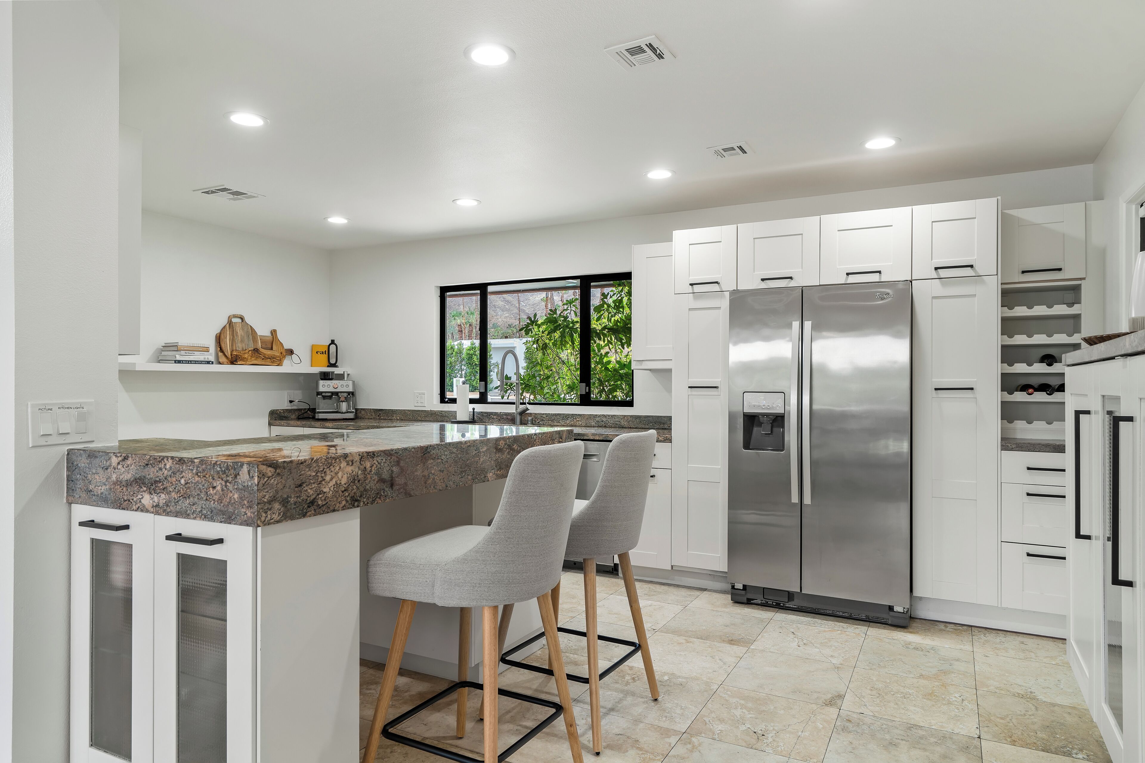 ثلاجة، ميكروويف، فرن، موقد طهي مسطح