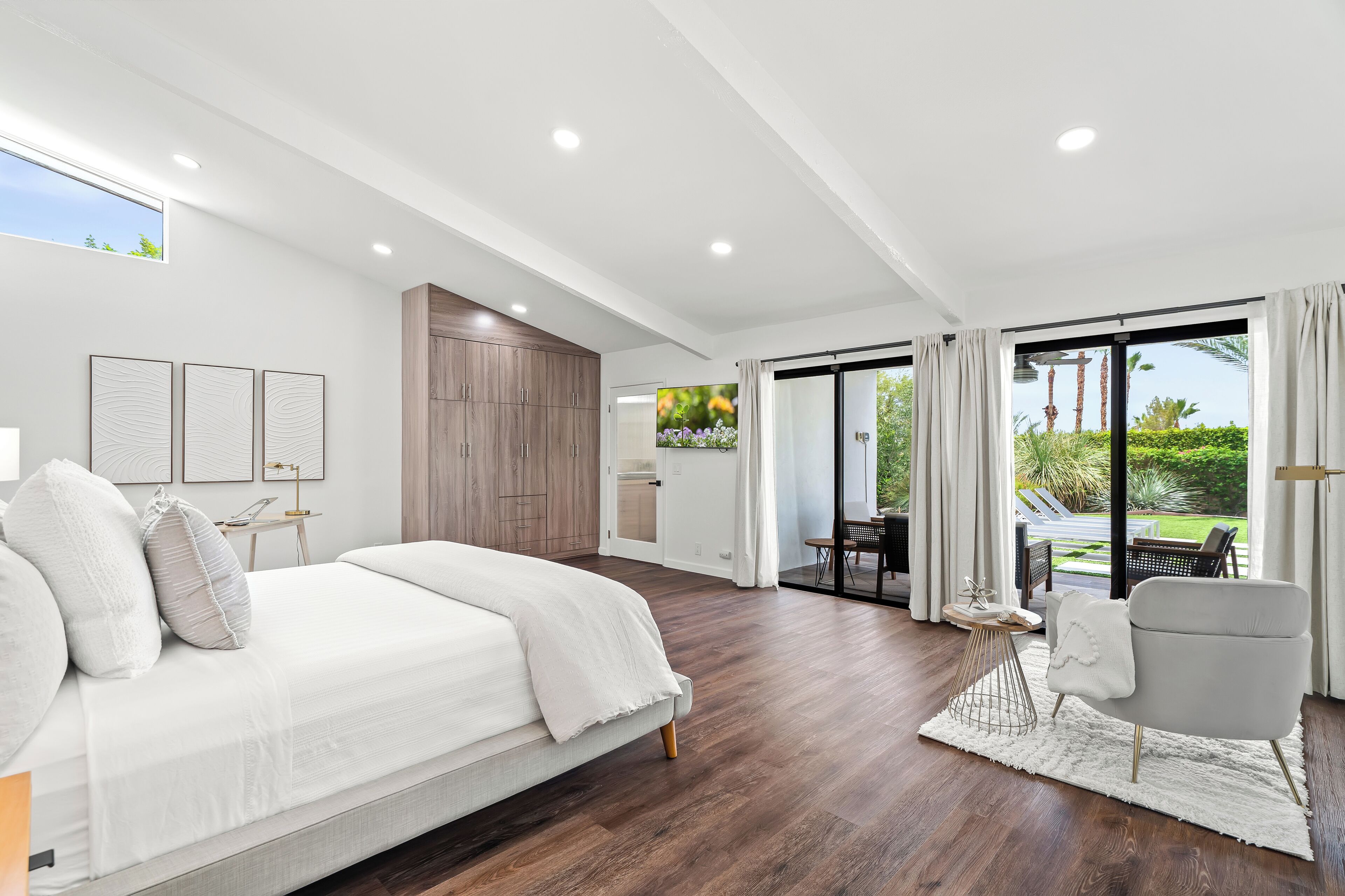 4 عدّة غرف نوم ومكتب ومكواة/لوح كي وسرير سفر