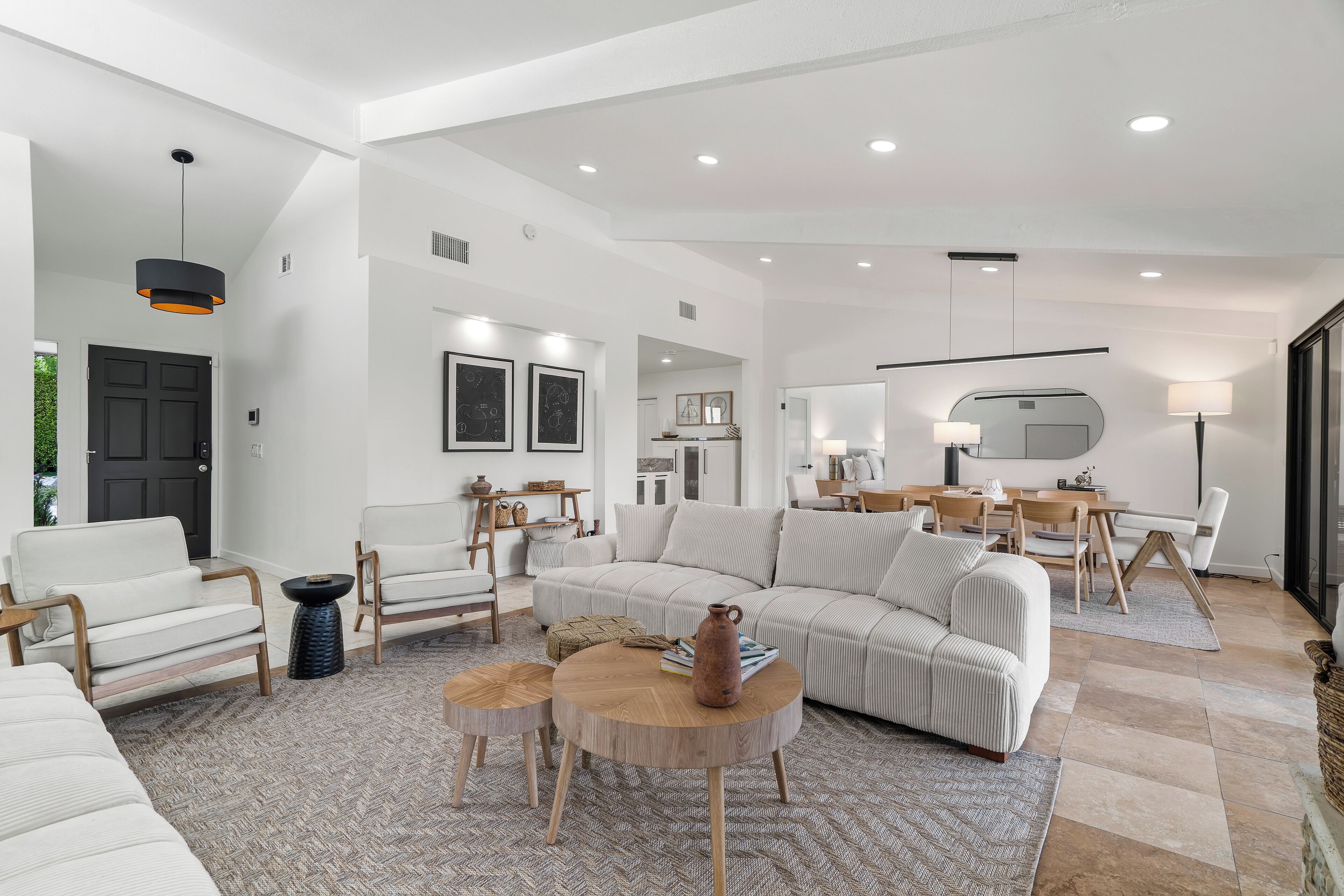 تلفزيون ذكي، مدفأة، مكتب