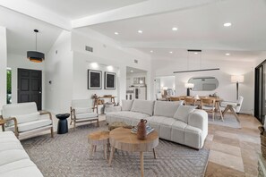 Televisor intel·ligent, llar de foc i oficines