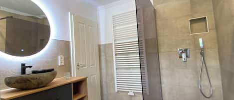 Casa | Baño | Regadera, secadora de cabello, toallas