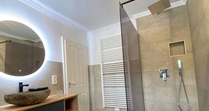 3 Bed Cottage - Sleeps 6 - Parking - Wifi