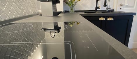 Refrigerador, microondas, horno, placa de cocina