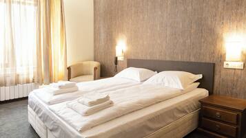 Comfort Double Room, Park View | Desk, laptop workspace, soundproofing, free WiFi